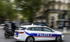 Un véhicule de police à Paris, le 16 avril 2025 ( AFP / Sébastien DUPUY )
