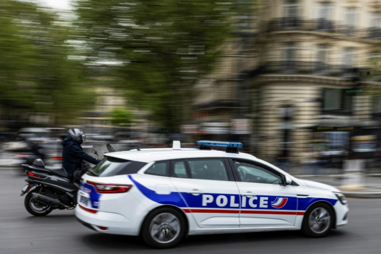 Un véhicule de police à Paris, le 16 avril 2025 ( AFP / Sébastien DUPUY )