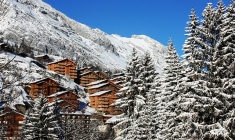 Vous ne le savez pas forcément mais septembre est le mois idéal pour investir à la montagne avec des prix 30 à 50% moins chers qu'en hiver. (crédit : Adobe Stock)