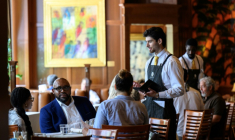 Un serveur prend les commandes au restaurant The Hamilton à Washington le 2 juillet 2025 ( AFP / Drew ANGERER )