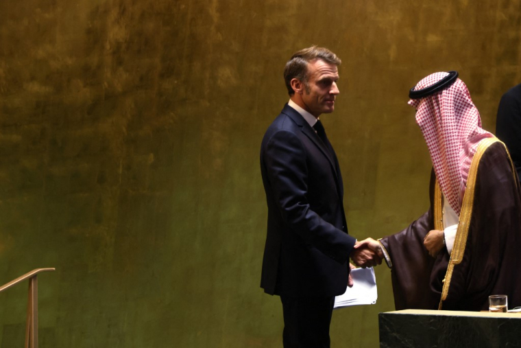 Emmanuel Macron avec le ministre saoudien des Affaires étrangères, Faisal bin Farhan, au siège des Nations unies, le 22 septembre 2025 ( GETTY IMAGES NORTH AMERICA / SPENCER PLATT )