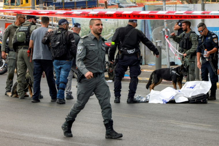 Les forces israéliennes se rassemblent autour d'un corps près d'un bus sur les lieux d'une fusillade à Jérusalem-Est, le 8 septembre 2025 ( AFP / Menahem Kahana )