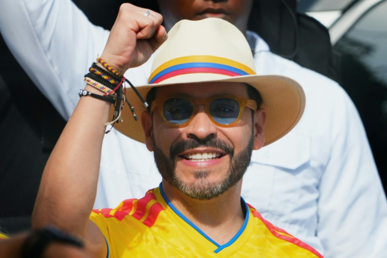 Abelardo de la Espriella vote à l'occasion du second tour de la présidentielle, à Barranquilla dans le nord de la Colombie, le 21 juin 2026 ( AFP / Vanexa Romero )