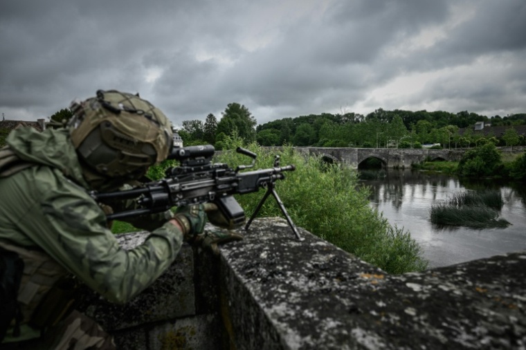 Un parachutiste du 2e régiment étranger de parachutistes (2e REP) en position depuis un parapet lors d'un exercice de défense de pont à Saint-Savin, dans la Vienne, le 17 mai 2026  ( AFP / Philippe LOPEZ )