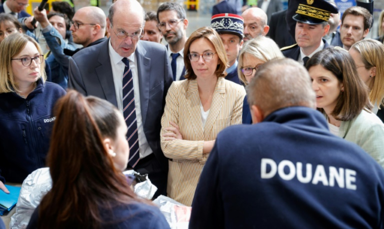 Le ministre de l'Économie Éric Lombard (2e à gauche) s'entretient avec des douaniers français aux côtés de la ministre chargée des Comptes publics, Amélie de Montchalin (centre), de la ministre déléguée au Commerce Véronique Louwagie (2e à droite) et de la secrétaire d'État chargée de l'IA et du numérique, Clara Chappaz (1ère à droite), dans un entrepôt de l'aéroport Roissy-Charles de Gaulle, le 29 avril 2025 ( AFP / GEOFFROY VAN DER HASSELT )