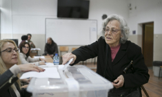 Une femme vote à la présidentielle bulgare, le 25 octobre 2026 à Sofia  ( AFP / Nikolay DOYCHINOV )