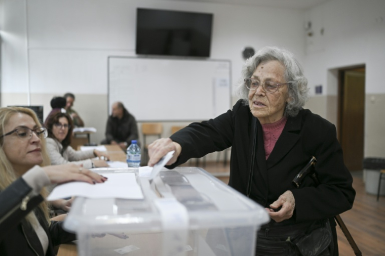 Une femme vote à la présidentielle bulgare, le 25 octobre 2026 à Sofia  ( AFP / Nikolay DOYCHINOV )