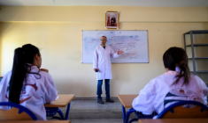 Des élèves suivent un cours d'arabe dans l'une des "Ecoles de la deuxième chance" destinées à lutter contre le décrochage scolaire, le 22 mai 2025 dans la ville marocaine de Tiflet, à une soixantaine de kilomètres de Rabat ( AFP / Issam ZERROK )