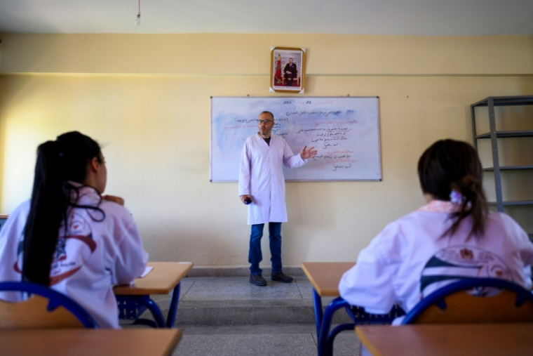Des élèves suivent un cours d'arabe dans l'une des "Ecoles de la deuxième chance" destinées à lutter contre le décrochage scolaire, le 22 mai 2025 dans la ville marocaine de Tiflet, à une soixantaine de kilomètres de Rabat ( AFP / Issam ZERROK )