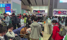 Les voyageurs dans les gares et aéroports pour le début des vacances chinoises