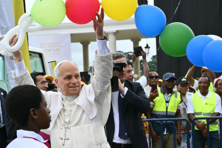 Le pape reçoit des ballons de la part d'enfants à Mongomo, en Guinée équatoriale, le 22 avril 2026 ( AFP / Alberto PIZZOLI )