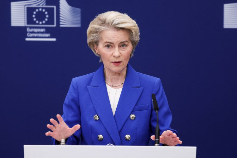 La présidente de la Commission européenne Ursula von der Leyen fait une déclaration sur les plans visant à renforcer l'industrie européenne de la défense et les capacités militaires de l'Union Européenne, à Bruxelles