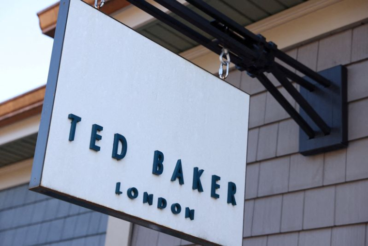 TED BAKER CHERCHE OFFICIELLEMENT UN REPRENEUR, L'ACTION BONDIT