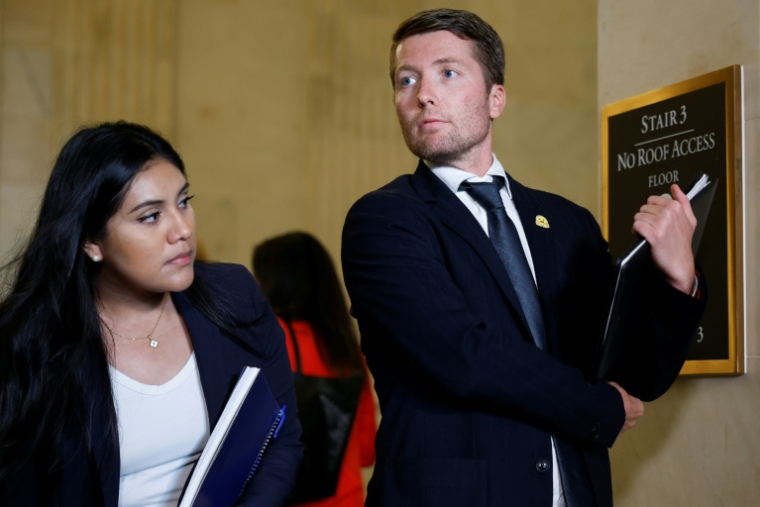 Le PDG de Hugging Face, Clément Delangue (à droite) photographié après un forum à Washington le 13 septembre 2023. L'avis de chefs d'entreprise du secteur de l’intelligence artificielle était sollicité sur la manière d'encadrer cette technologie en rapide évolution ( GETTY IMAGES NORTH AMERICA / CHIP SOMODEVILLA )