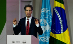 Edward Miliband, secrétaire d'État britannique chargé de la sécurité énergétique et de la neutralité carbone, lors de la session plénière de la COP30, à Belém, au Brésil, le 18 novembre 2025 ( AFP / Pablo PORCIUNCULA )