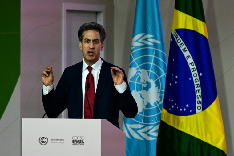 Edward Miliband, secrétaire d'État britannique chargé de la sécurité énergétique et de la neutralité carbone, lors de la session plénière de la COP30, à Belém, au Brésil, le 18 novembre 2025 ( AFP / Pablo PORCIUNCULA )