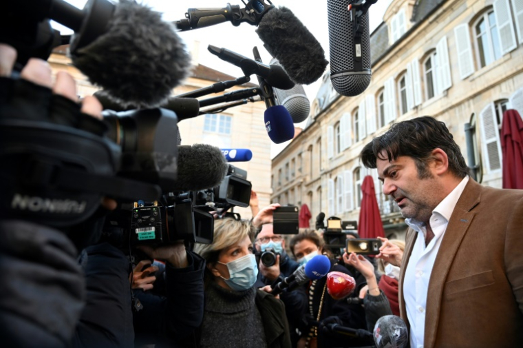 Randall Schwerdorffer (d), avocat de Jonathann Daval jugé pour le meurtre de sa femme Alexia, répond aux journalistes d de Vesouevant la cour d'assises, le 18 novembre 2020 ( AFP / SEBASTIEN BOZON )