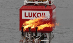 Une torche à gaz est visible à côté du panneau de la société Lukoil sur la plate-forme pétrolière Filanovskogo, dans la mer Caspienne