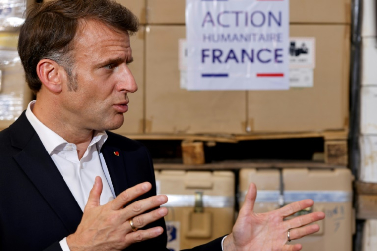 Le président français Emmanuel Macron prononce un discours devant l'aide humanitaire destinée à Gaza, à l'entrepôt du Croissant-Rouge égyptien à Arish, ville du nord-est de l'Égypte, à environ 55 kilomètres à l'ouest de la frontière avec la bande de Gaza, le 8 avril 2025 ( POOL / Ludovic MARIN )