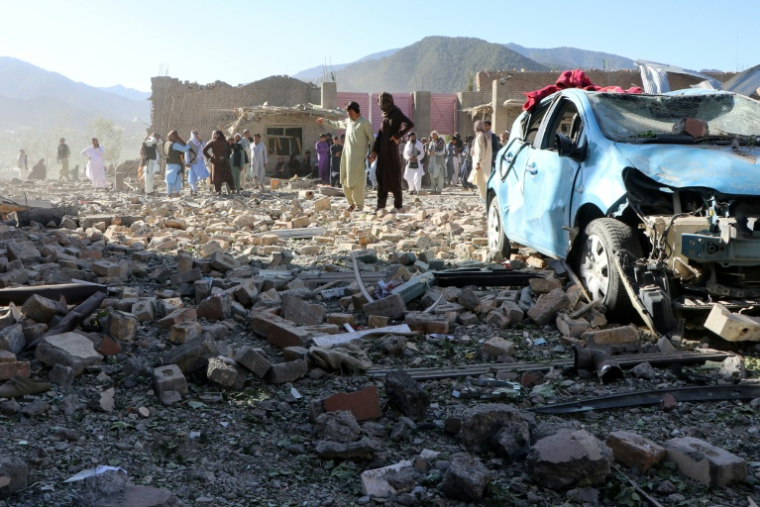 Des habitants afghans se rassemblent sur le site d'une frappe aérienne pakistanaise dans un village du district de Tsamkani, dans la province de Paktia, en Afghanistan, le 29 juin 2026 ( AFP / - )