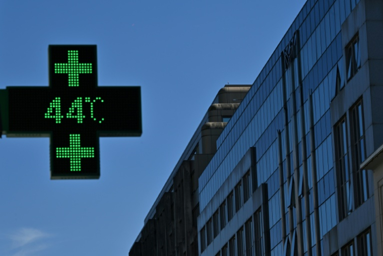 Le thermomètre d'une pharmacie indique une température de 44°C à Bruxelles, le 23 juin 2026 lors d'un épisode de canicule en Europe  ( AFP / Nicolas TUCAT )