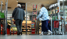Des personnes entrent dans un supermarché discount Penny, à Berlin