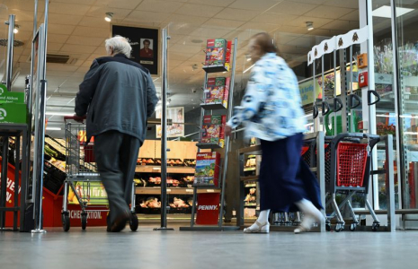 Des personnes entrent dans un supermarché discount Penny, à Berlin