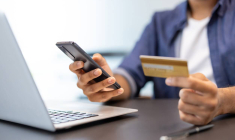 Paiement en ligne : faut-il enregistrer sa carte bancaire sur les sites marchands ? / iStock.com - Liubomyr Vorona