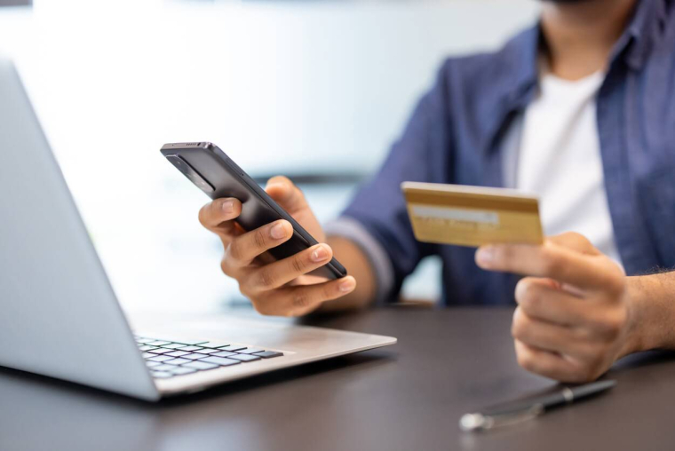 Paiement en ligne : faut-il enregistrer sa carte bancaire sur les sites marchands ? / iStock.com - Liubomyr Vorona