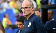Marcelo Bielsa explique pourquoi il a regardé le sol sur les photos de la FIFA
