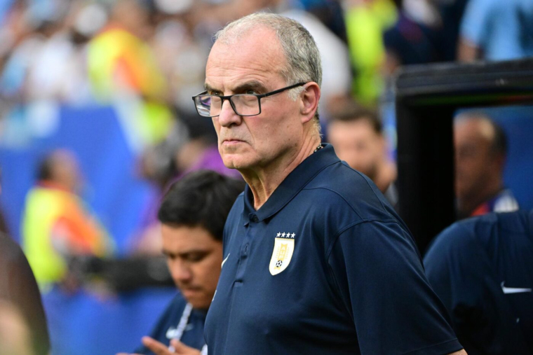 Marcelo Bielsa explique pourquoi il a regardé le sol sur les photos de la FIFA