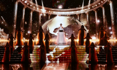 Miss France 2025, Angélique Angarni-Filopon, apporte la couronne de Miss France 2026 sur scène lors de l'élection au Zénith d'Amiens, le 6 décembre 2025 ( AFP / Sameer AL-DOUMY )