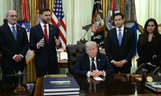 De gauche à droite: l'ambassadeur d'Israël Yechiel Leiter, le vice-président américain JD Vance, le président Donald Trump, le secrétaire d'Etat Marco Rubio et l'ambassadrice du Liban Nada Hamadeh Moawad, le 23 avril 2026 à la Maison-Blanche ( AFP / Brendan SMIALOWSKI )