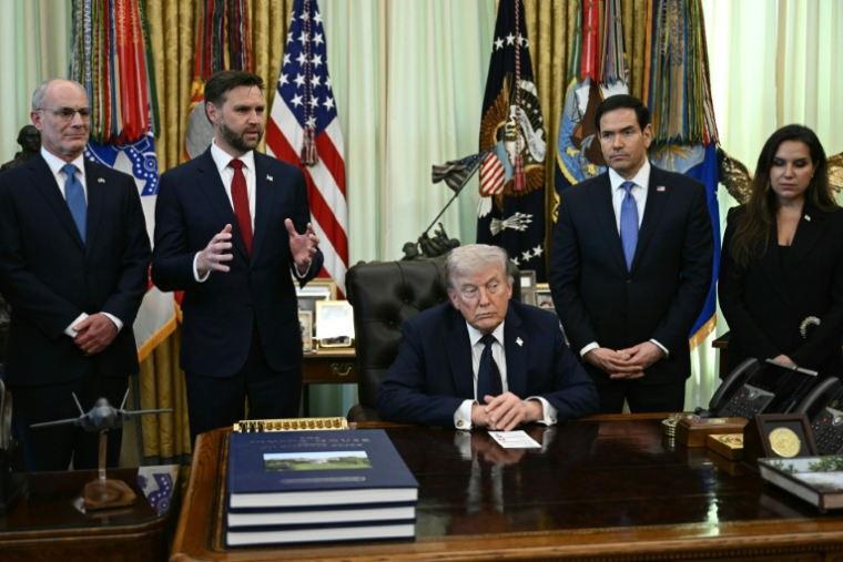 De gauche à droite: l'ambassadeur d'Israël Yechiel Leiter, le vice-président américain JD Vance, le président Donald Trump, le secrétaire d'Etat Marco Rubio et l'ambassadrice du Liban Nada Hamadeh Moawad, le 23 avril 2026 à la Maison-Blanche ( AFP / Brendan SMIALOWSKI )