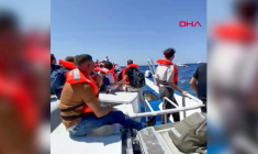 Cette capture d'écran, tirée d'une vidéo fournie par la DHA le 30 août 2026, montre des passagers attendant d'être secourus en mer après le naufrage du ferry à bord duquel ils voyageaient ( DHA (Demiroren News Agency) / - )