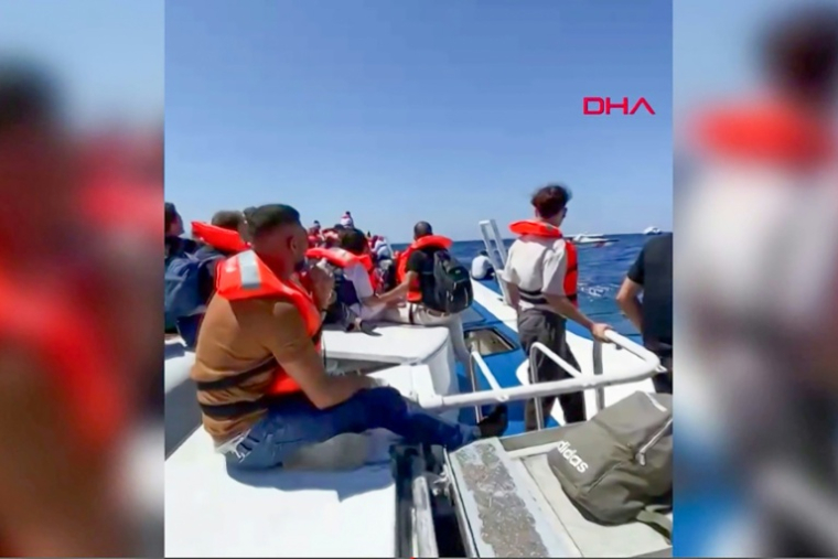 Cette capture d'écran, tirée d'une vidéo fournie par la DHA le 30 août 2026, montre des passagers attendant d'être secourus en mer après le naufrage du ferry à bord duquel ils voyageaient ( DHA (Demiroren News Agency) / - )