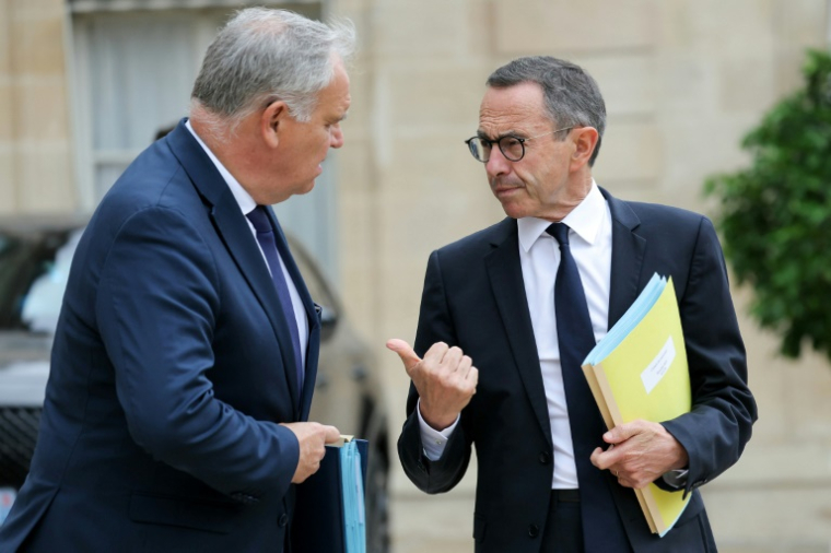 Le ministre de l'Intérieur Bruno Retailleau (D) discute à la sortie du conseil des ministres avec son ministre délégué François-Noël Buffet, le 30 juillet 2025 à Paris ( AFP / Thomas SAMSON )