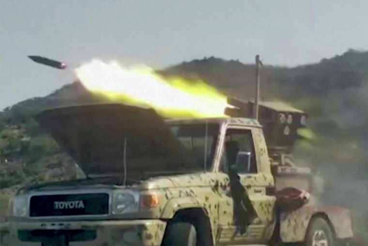 Capture d’écran tirée d’images vidéo diffusées le 8 septembre 2026 par les Forces de résistance nationales au Yémen, coalition soutenue par l'Arabie saoudite, montrant un tir de roquette depuis un lanceur monté sur véhicule, alors que les forces gouvernementales yéménites et les Forces de résistance nationales ouvrent le feu sur des combattants houthis sur le front de Kadha, à l’ouest de la ville de Taëz, dans la province occidentale de Taëz au Yémen ( Yemen National Resistance Forces / - )