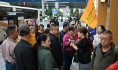Un groupe de touristes chinois à Tokyo, le 17 novembre 2025 ( AFP / GREG BAKER )