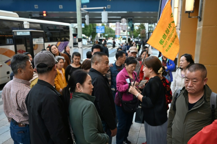Un groupe de touristes chinois à Tokyo, le 17 novembre 2025 ( AFP / GREG BAKER )