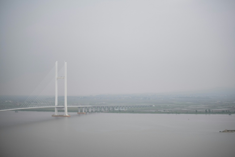 Une vue d'ensemble du nouveau pont routier sur le fleuve Yalu, menant à la ville nord-coréenne de Sinuiju, telle qu'aperçue depuis la ville frontalière de Dandong, dans la province chinoise du Liaoning (nord-est), le 30 mai 2018 ( AFP / FRED DUFOUR )