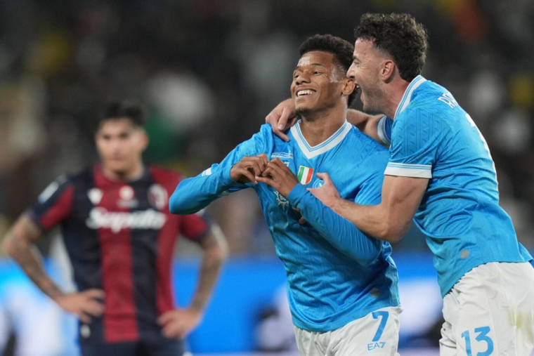 Naples cuisine Bologne et remporte la Supercoupe d'Italie