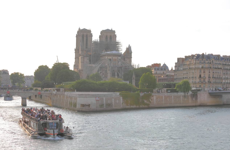 Faut-il vendre les gravats de Notre Dame ? - iStock-TkKurikawa