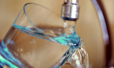 Des mesures des "polluants éternels" de la famille des PFAS par l'État confirment les craintes que suscite l'un de ces composés chimiques, le TFA, présent presque partout en France dans l'eau, y compris du robinet ( AFP / Fred TANNEAU )