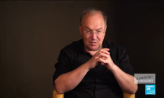 Alain Damasio revient avec "Scarlett et Novak", une parabole sur l'addiction aux smartphones