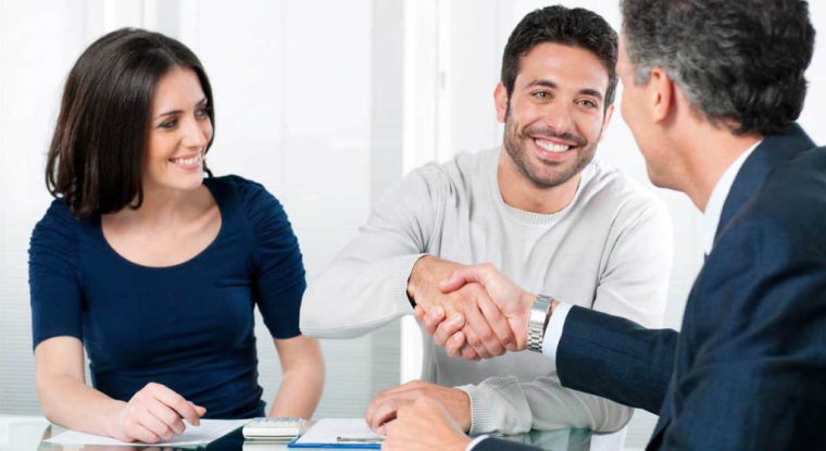 Entretien à la banque. (© Fotolia)