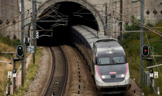 Un TGV inOui est vu sur une voie ferrée en France