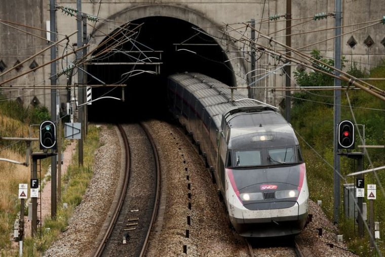 Un TGV inOui est vu sur une voie ferrée en France