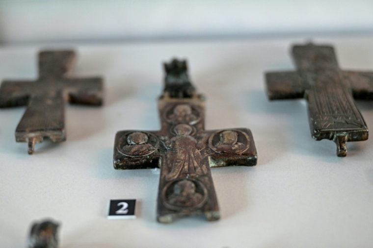 Des croix retrouvées sur le site de la basilique d'Iznik, en Turquie, le 31 octobre 2025 ( AFP / Ozan KOSE )