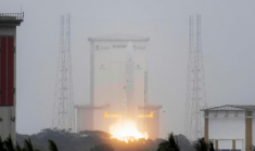Le lanceur européen Ariane 6 décolle de Kourou le 6 mars 2025 ( AFP / Ronan LIETAR )